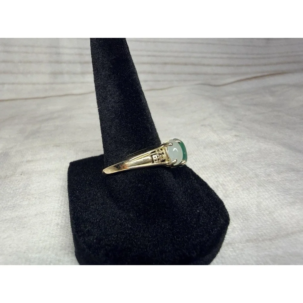 Vintage 14K Gold Chalcedony Ring Green & White Cabochon 3 Stone Ring HN Mark 7.5